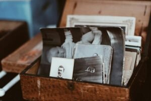 Fotos antiguas en cofre de madera - investigando la historia de la familia
